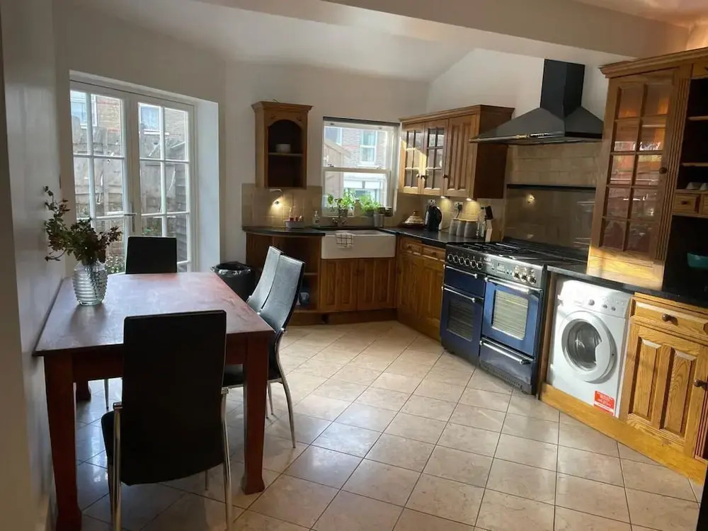 Traditional Elegant Spacious English Home, 4bdr