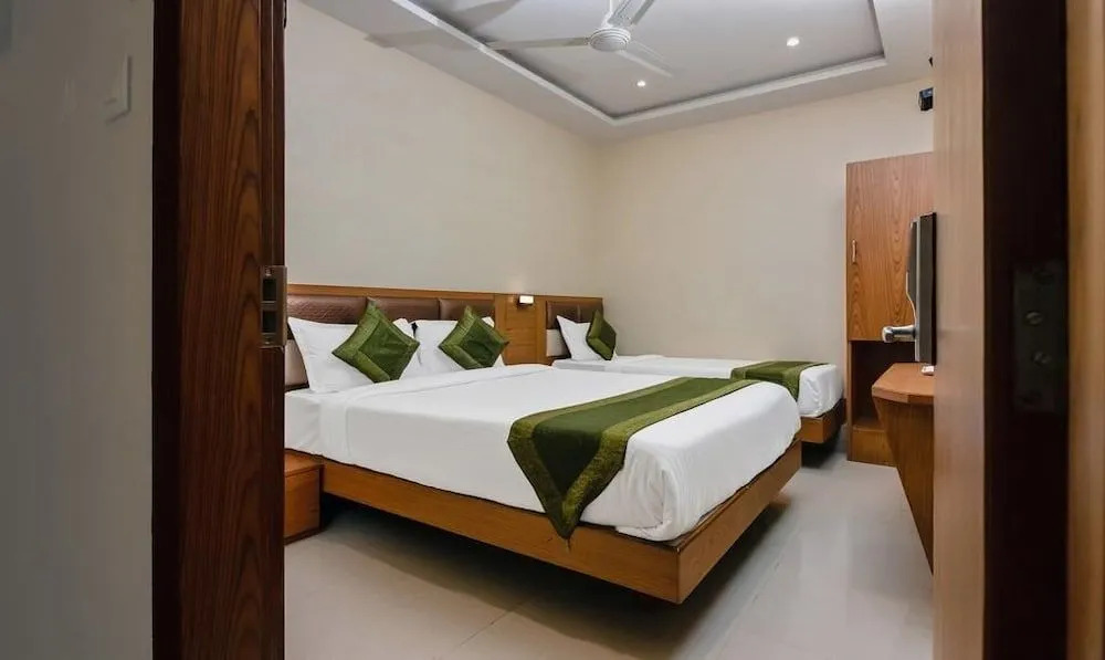 Hotel Volga Plaza (Near Colaba Causeway)