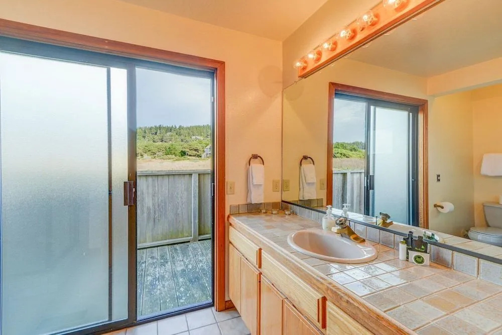 Take in the Pacific Fantasea w/ Hot Tub!