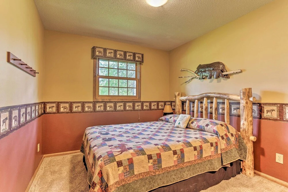 Lead Cabin ~ 9 Mi to Deadwood: Hot Tub + Patio!