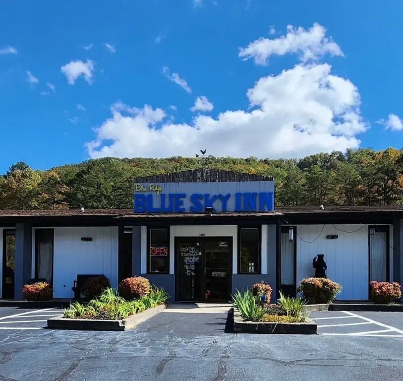Blue Sky Inn- Complimentary Happy Hour Th-Sun, Veteran owned, Full Breakfast, Best green space, 1 mile from Blue Ridge, Fire Pit