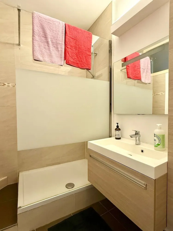 3 min to the Grand-place 6 min to Manneken Pis Sleeps 6