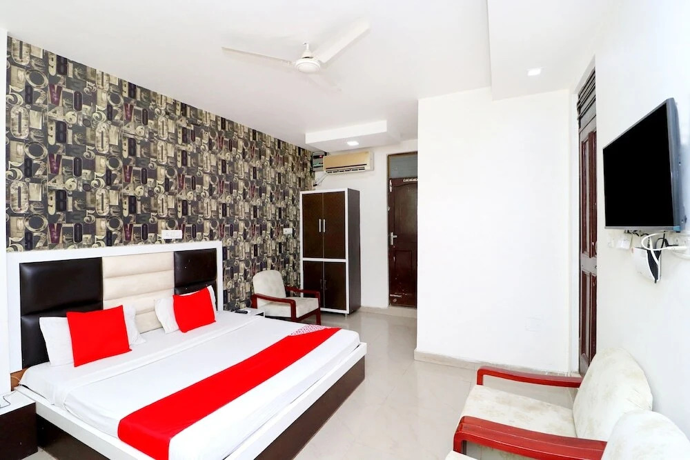 Hotel Plazza by OYO Rooms