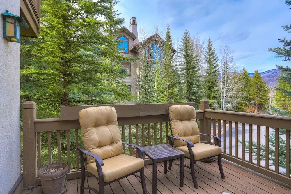 4br Plus Den Platinum Townhome, Walk To Lift 4 Bedroom Townhouse by RedAwning
