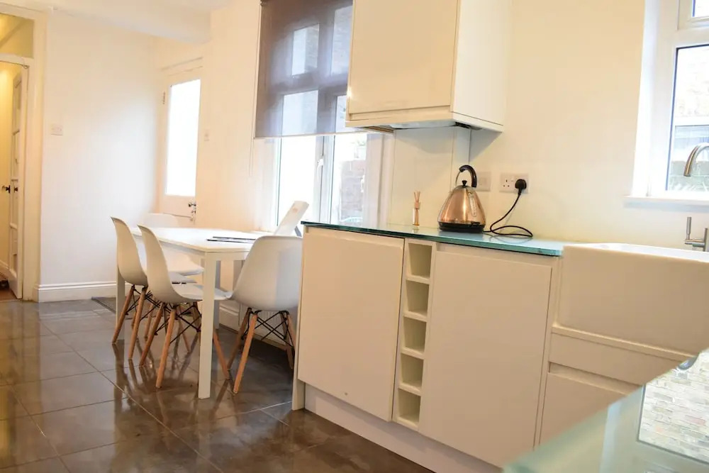 1 Bedroom Garden Flat in Zone 2
