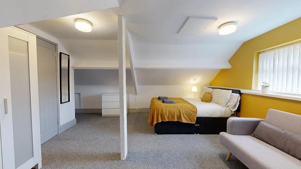 Central, Stunning 3-bed House - Free Parking