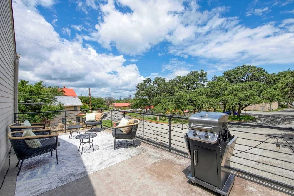 2 Homes in 1! Centrally Located Near Soco