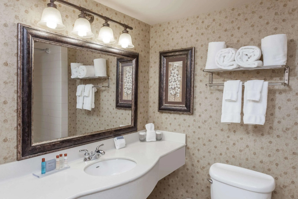 Wingate by Wyndham Peoria - Complimentary Area Shuttle