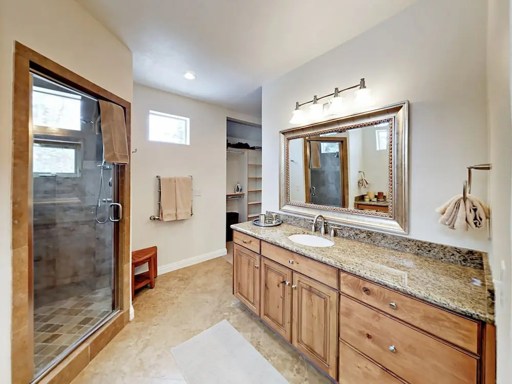 Large Near Shuttle To Slopes & Sundance 5 Bedroom Home