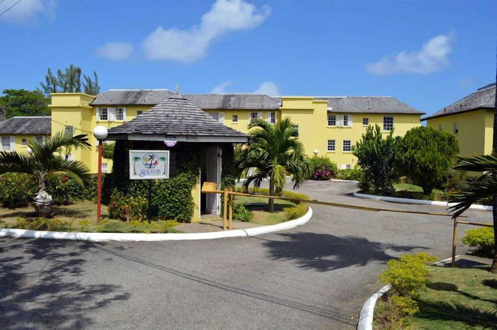 Coconuts Seafront 2BR, Ocho Rios