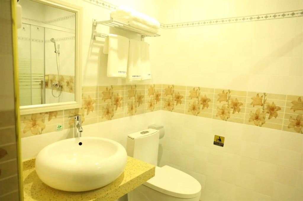 Q+ Nanxiong Xinhewan Business Hotel