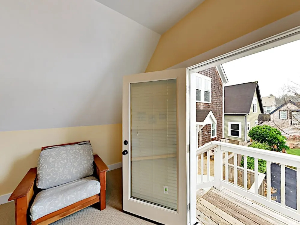 2751 SW Beach Ave Home 3 Bedrooms 2.5 Bathrooms Home