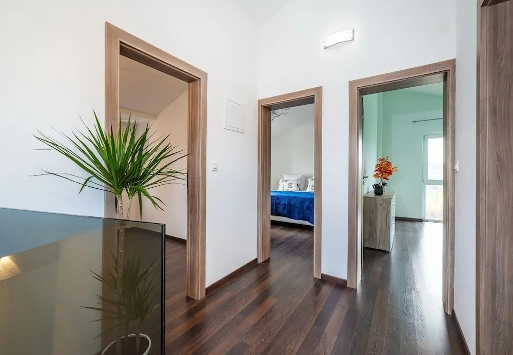 Tome - Comfortable & Modern - H