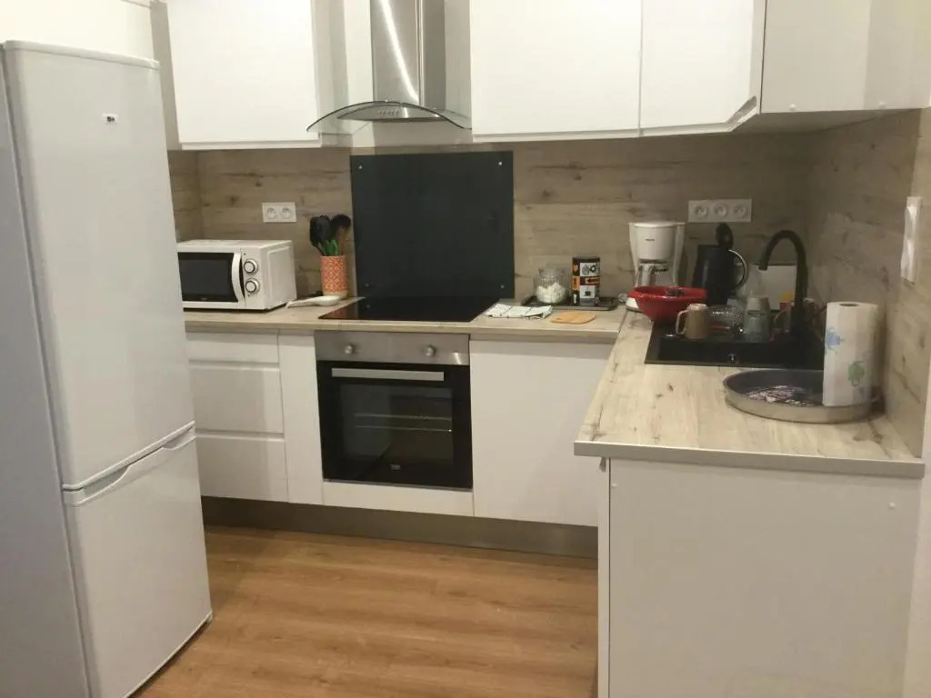 3 chambres en lit double, 6 personnes, dans appartement entièrement rénové, 70 m2 , WIFI,Climatisation, très calme , tout équipé,lit bébé