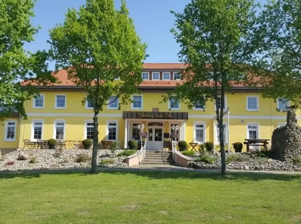 Manor House by the Lake in Klein Upahl