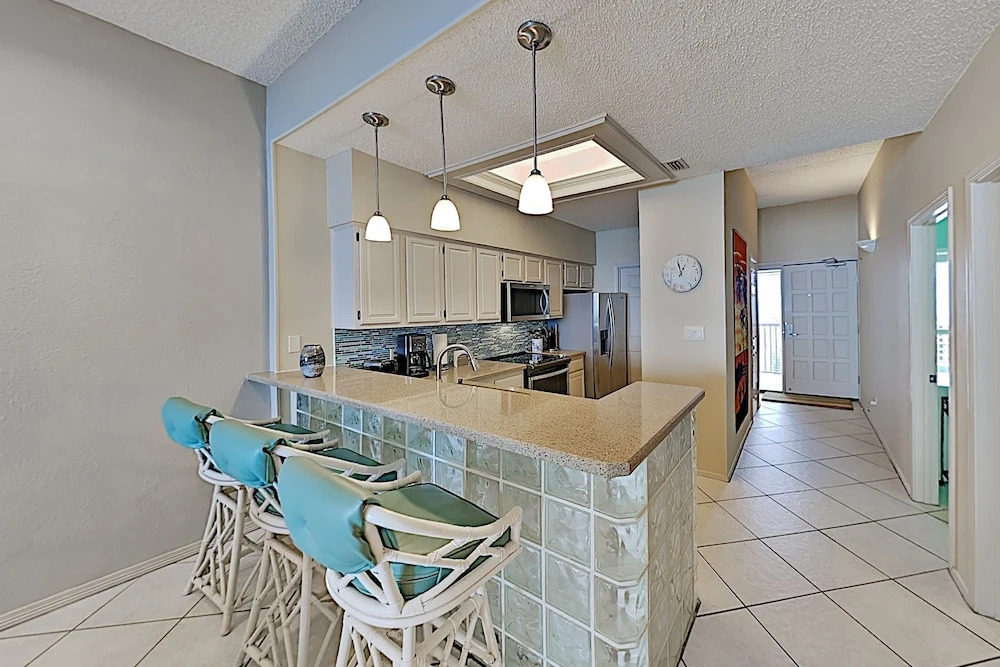 Plush Suntide Penthouse W/ Tennis, Pools & Gym 2 Bedroom Condo