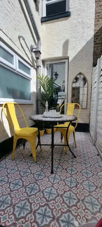 Stylish 3 Bedroom Townhouse in Brockley With Large Garden