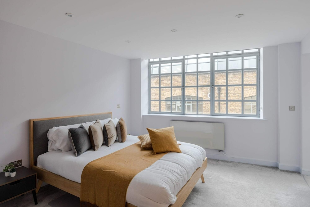 The Eyre Suite Two - Farringdon - by Frankie