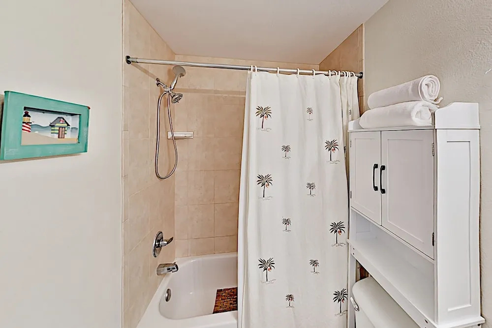Updated Bayside Getaway: Pool, Hot Tub, Near Beach 1 Bedroom Condo
