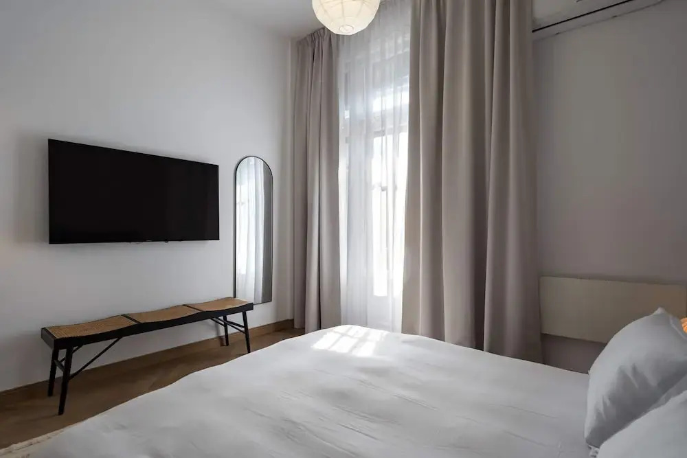 Calea 3BR Victoriei Stunner - Two Living Rooms - Balconies on the Avenue