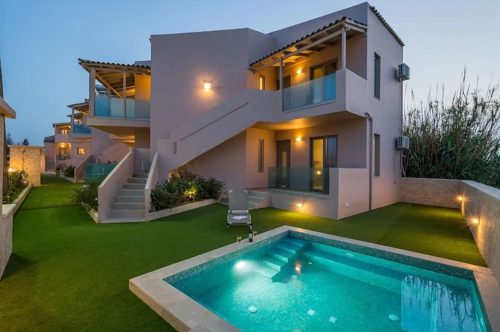 Aegean Breeze Luxury Apartments next to the sea