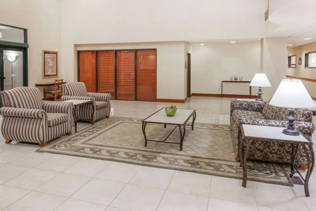 Wingate by Wyndham Peoria - Complimentary Area Shuttle