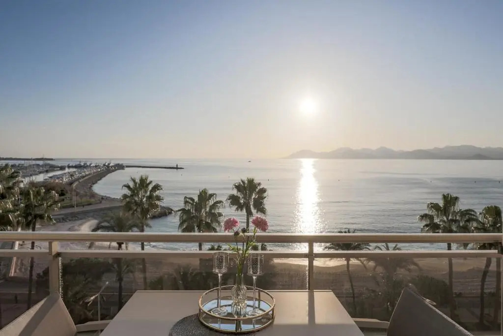 On la Croisette: luxe 2 bedrooms/ 2 baths