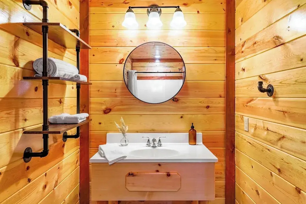 Daybreak by Avantstay Sleeps 18 Cabin + Pool/spa