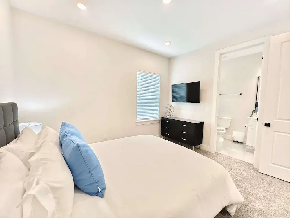 Northside Retreat Chic 3 Bdr, Pet Friendly!