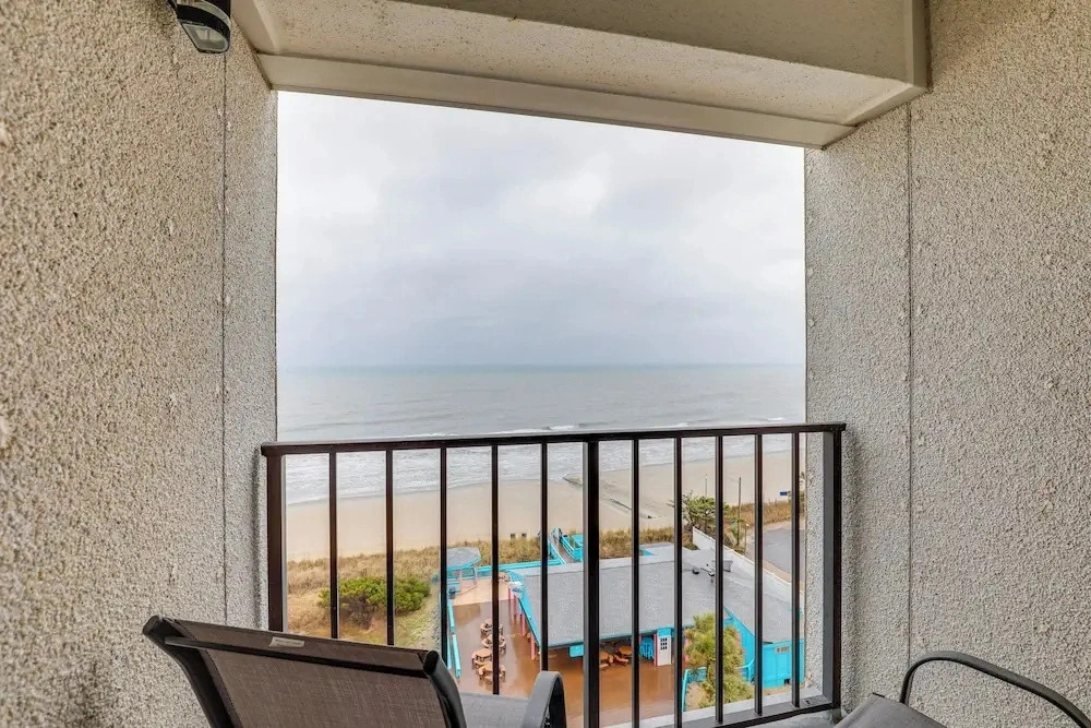 Resort Perks! Spacious Studio w/ Ocean Views