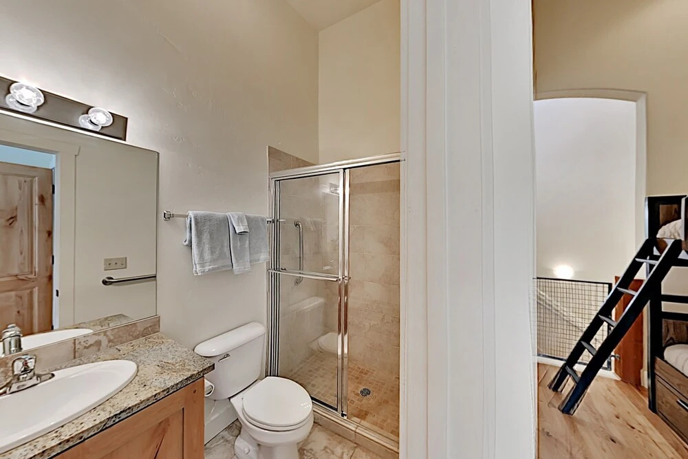 Private Hot Tub & Stunning Views, High Walkability 2 Bedroom Condo