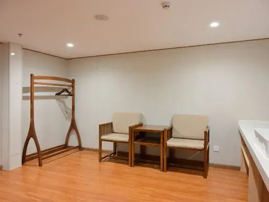 Jieming Hotel (Xisanzhuang Metro Station Water Park)