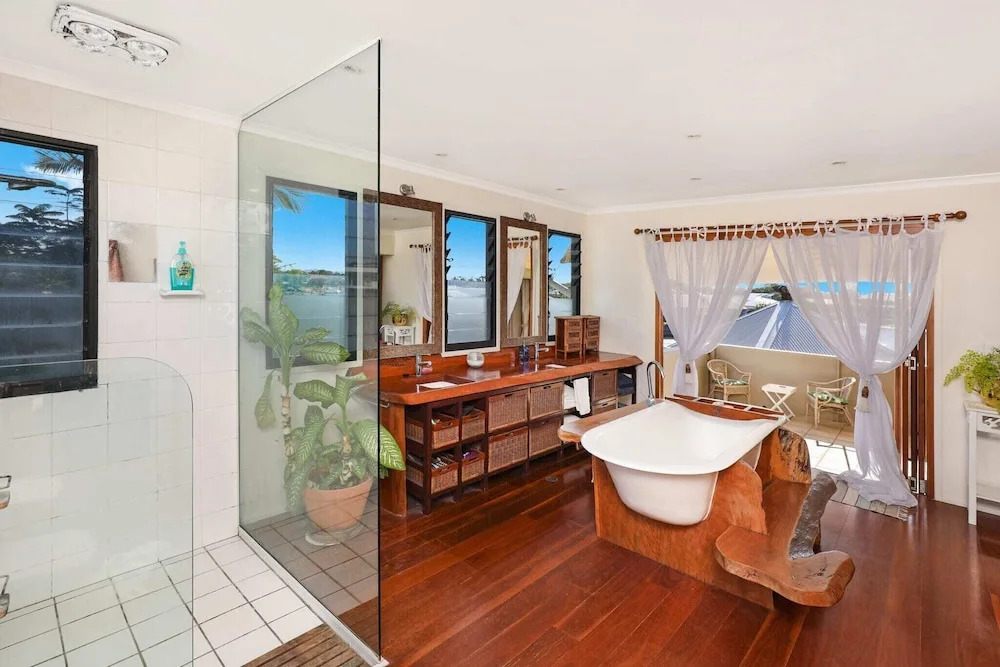 Schman55-Waterfront, Resort-Style Entertainer