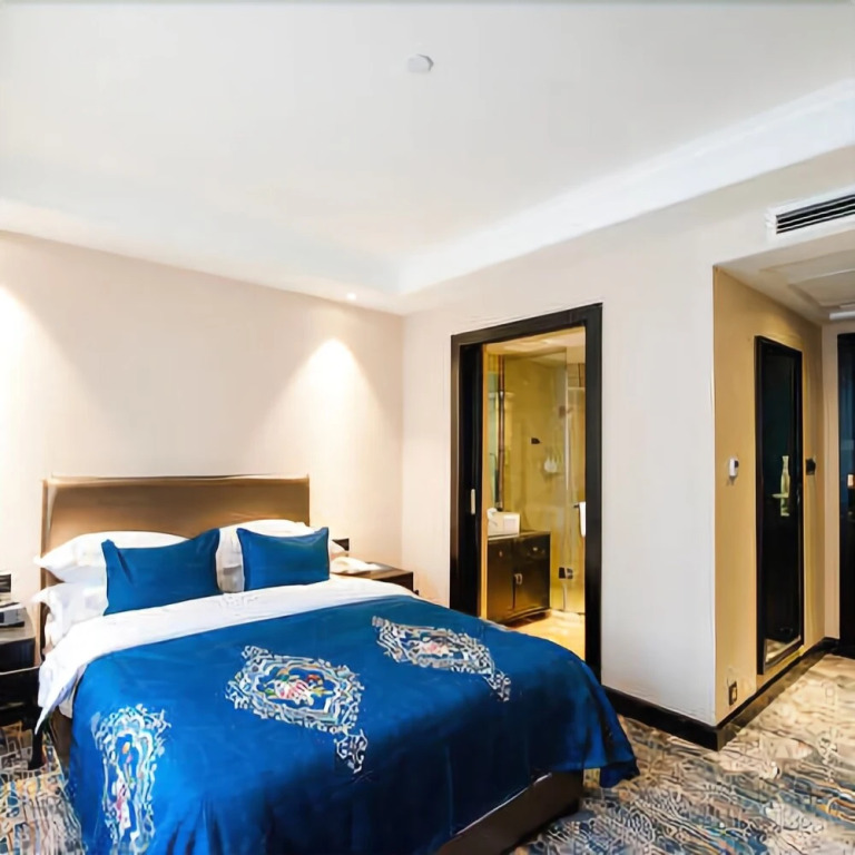 Guiyang Seven Garden - Spring Hotel (Fountain Metro Station Taiping Road Netflix Street Shop)