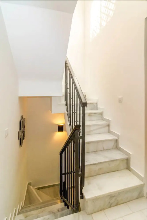 SE-Spacious townhouse in Nueva Andalucia Roomservice