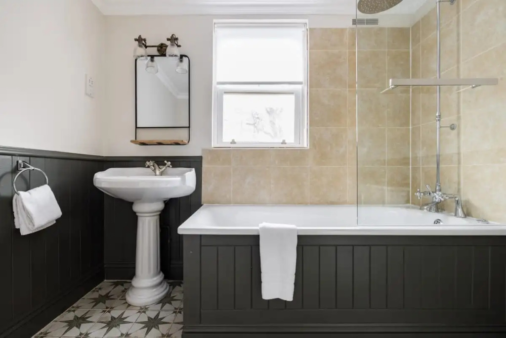 The Chelsea Corner - Stylish 2BDR with Rooftop Terrace