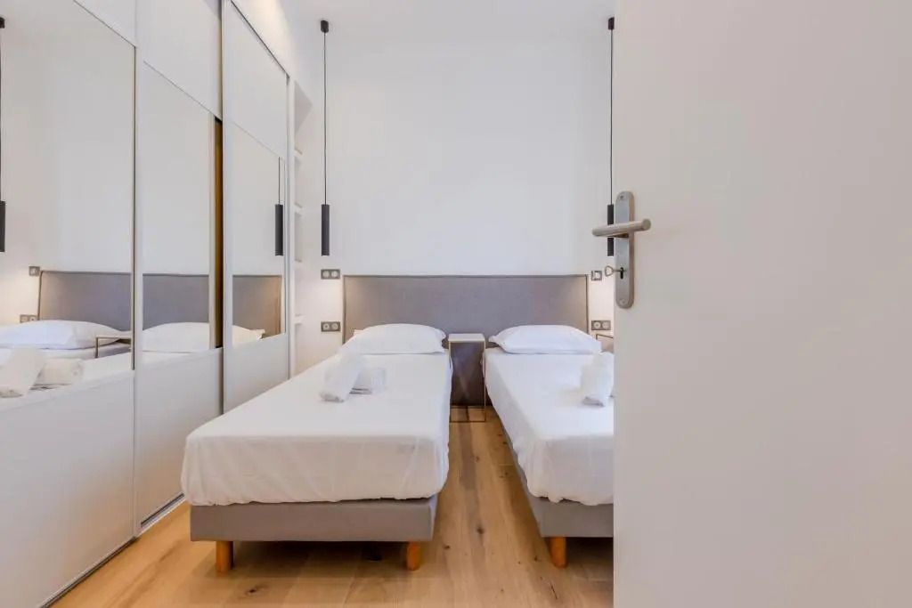 SERRENDY Stylish 2-bedroom apartment 1-minute walk to beaches