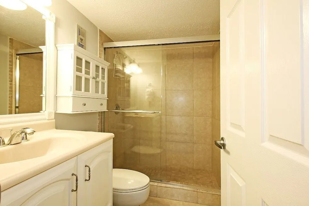 Shoreline 2111 Condo by RedAwning