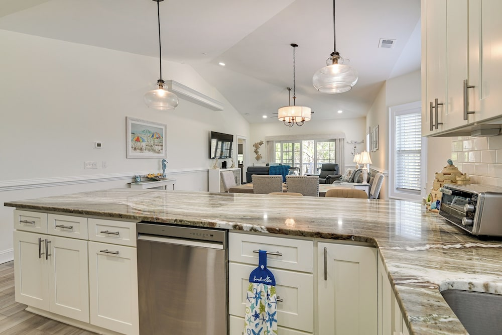 1 Mi to Beach! Sleek Golf & Pool Retreat