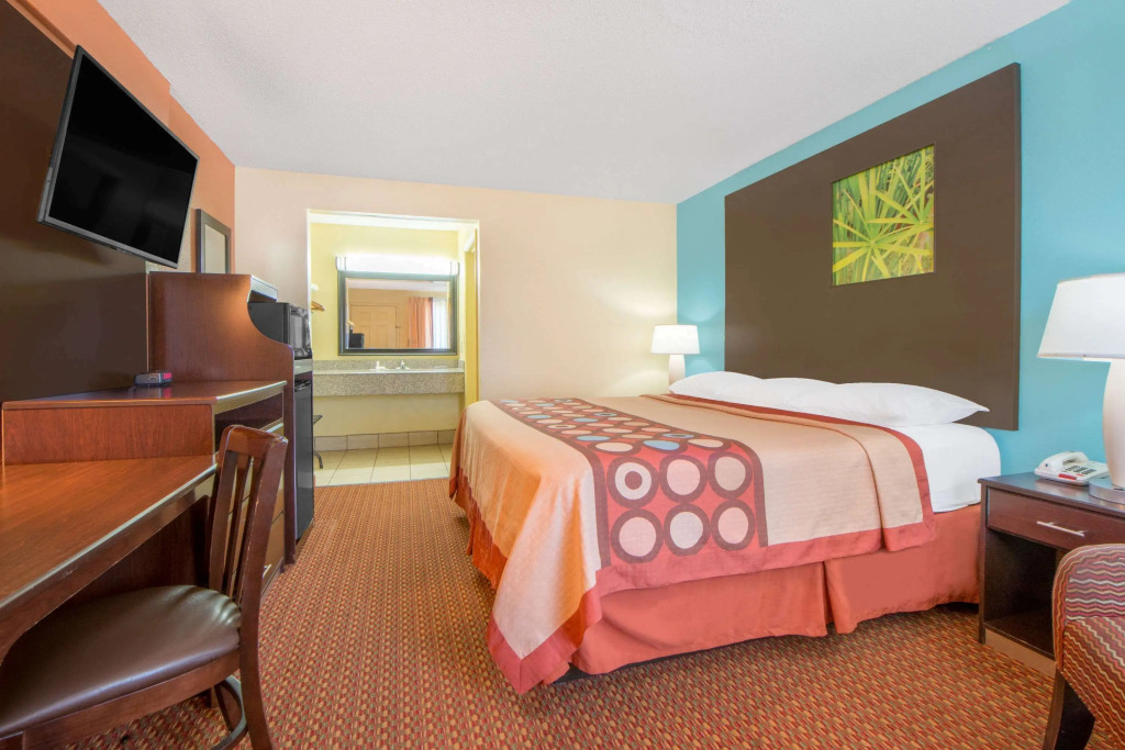 Super 8 by Wyndham Tulsa - Route 66