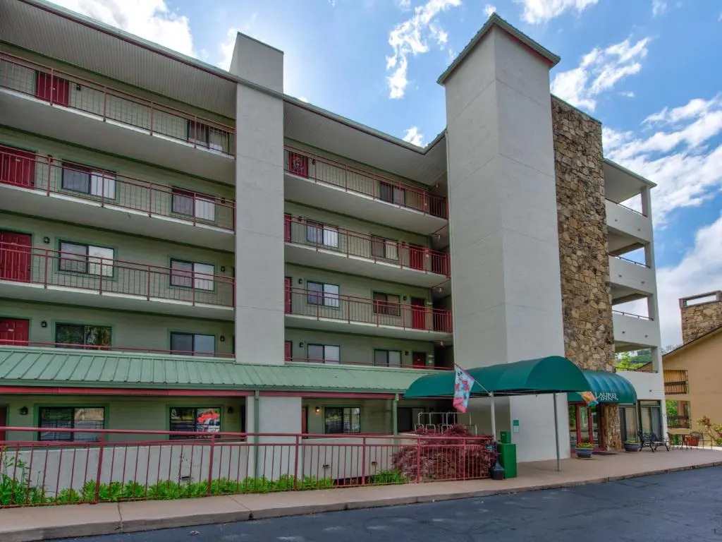 Our Mountain Home, 2 Bedrooms, Walk Downtown, Pool Access, WiFi, Sleeps 4