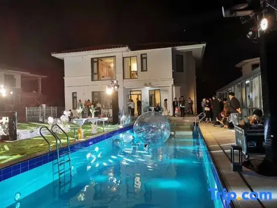 Qinyuan Lake View Pool Villa