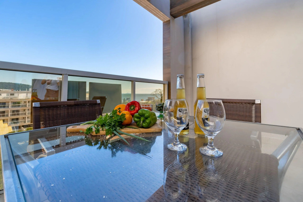 Cobertura Duplex De Alto Padrão No Centro De Bombinhas   3 Suítes 9 Pessoas