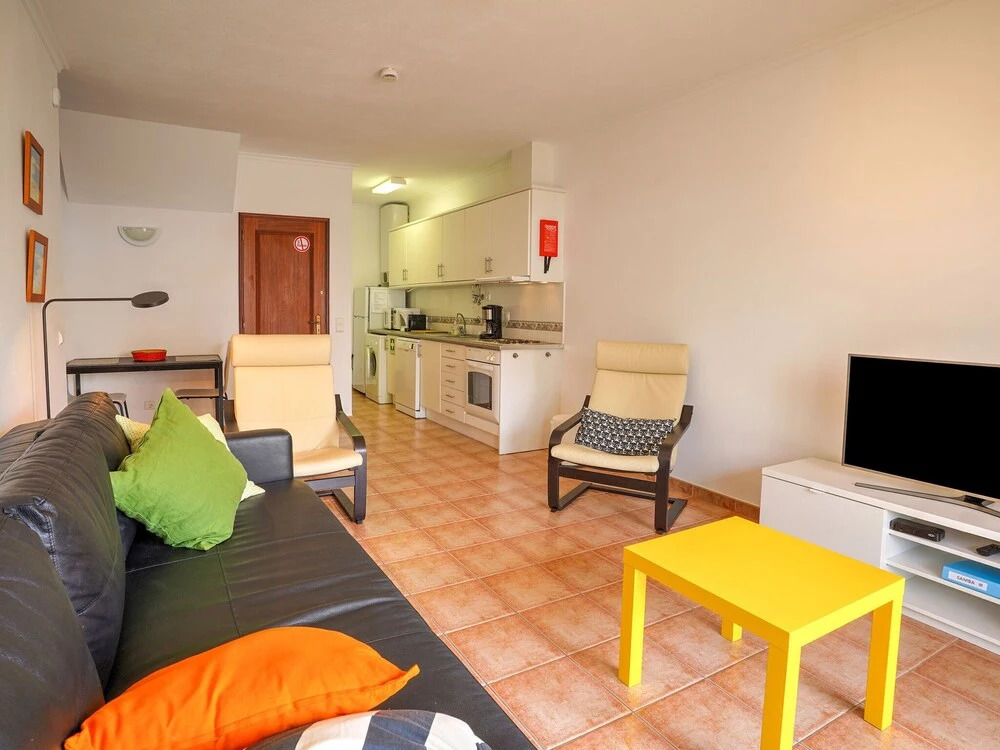 Beautiful Apartment With a Bedroom in Meia Praia and a Communal Swimming Pool