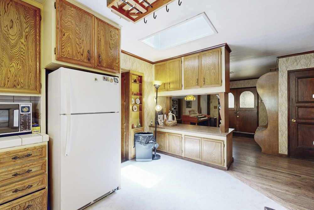 2BR House w/ Private Hot Tub, Free Wifi