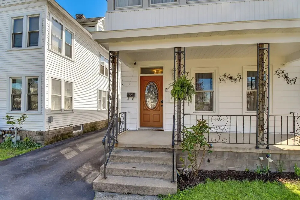 Walk to Lake Ontario & Parks! Lovely Apartment