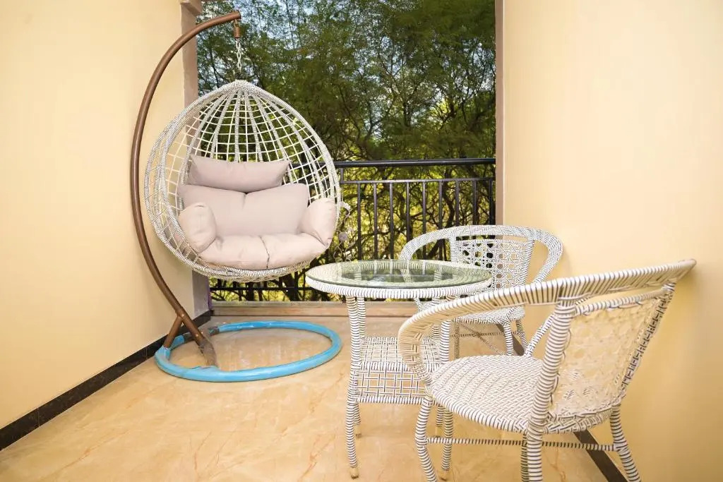 Private room(ensuite) in a 2 bedroom apt with gym.