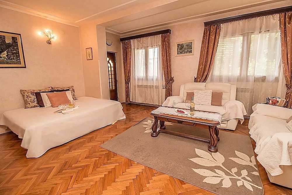 Villa Rose 2