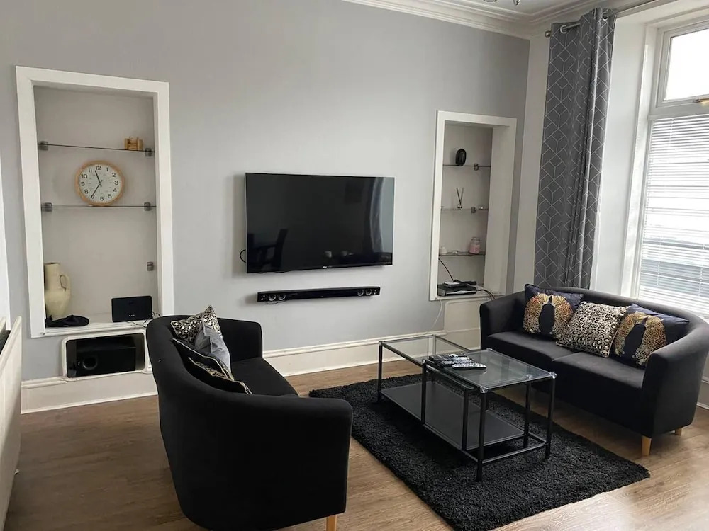 Apartment - Sleeps2 - City Centre - Parking - Yard