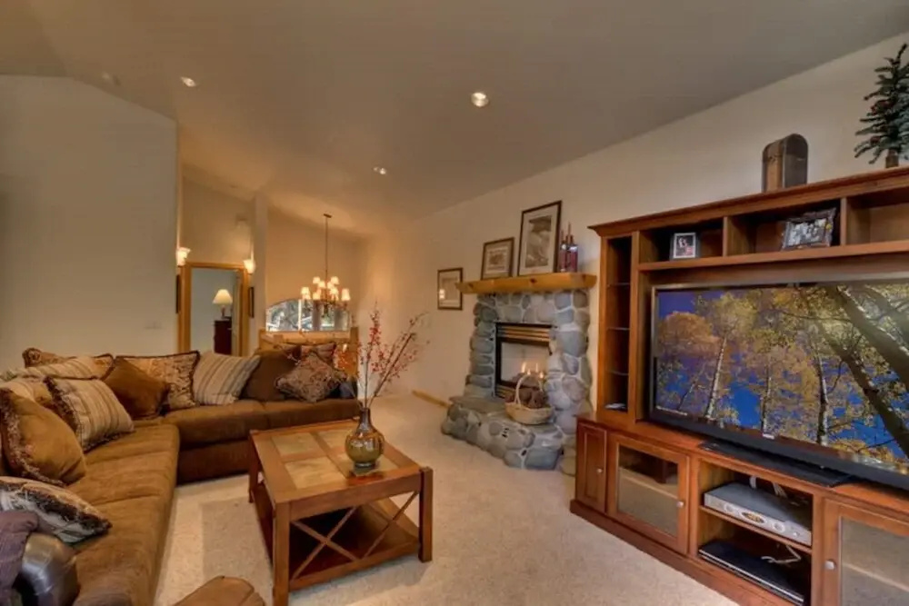 Private Hot Tub, Close to Tahoe's Famous Beaches